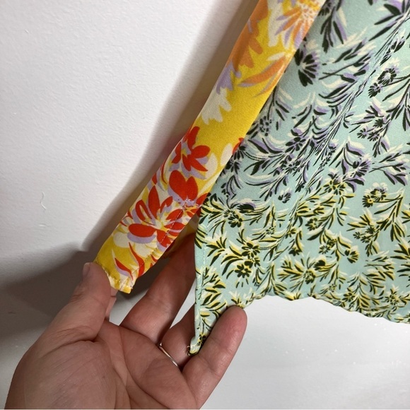 Cabi Golden Glow split hem blouse size medium - Picture 5 of 8